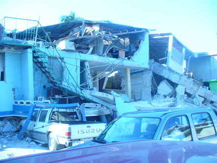Un edificio de tres plantas derrumbado y donde todavía a 10 días de la catastrophe nada ha sido removido